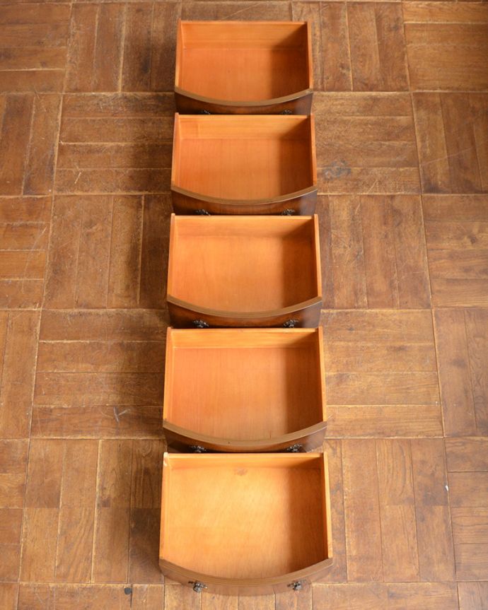 アンティークのチェスト　アンティーク家具　カーブが美しく上品で女性らしい、アンティーク英国輸入のチェスト（５段）。引き出しは５杯。(q-972-f)