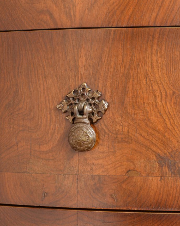 アンティークのチェスト　アンティーク家具　カーブが美しく上品で女性らしい、アンティーク英国輸入のチェスト（５段）。凝っていて高級感があるオシャレな取っ手です。(q-972-f)