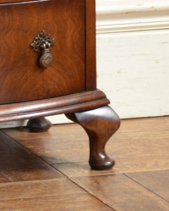 アンティークのチェスト　アンティーク家具　カーブが美しく上品で女性らしい、アンティーク英国輸入のチェスト（５段）。上品なラインの脚がしっかりとキャビネットを支えます。(q-972-f)