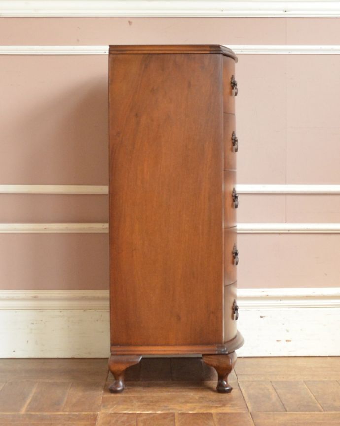 アンティークのチェスト　アンティーク家具　カーブが美しく上品で女性らしい、アンティーク英国輸入のチェスト（５段）。サイドから見ても絵になります。(q-972-f)