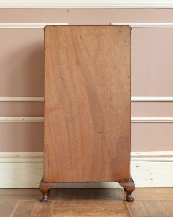 アンティークのチェスト　アンティーク家具　カーブが美しく上品で女性らしい、アンティーク英国輸入のチェスト（５段）。アンティークは新品ではないので、もちろん経年変化によるキズはありますが、専門の職人が目立たないようキレイにお直しをしているので、後姿までキレイです。(q-972-f)