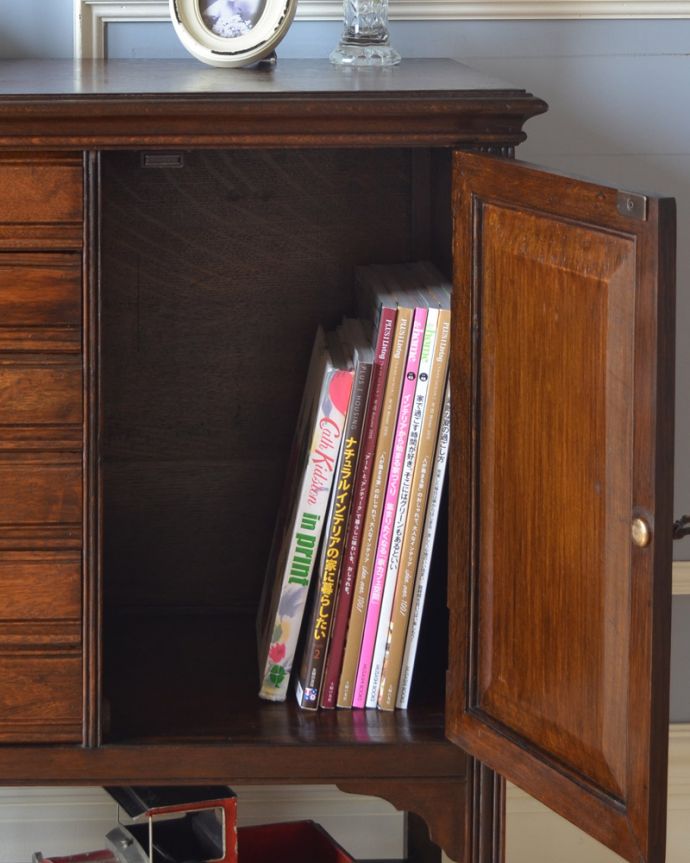 アンティークのチェスト　アンティーク家具　美しくてとっても便利、引き出しも扉も付いたアンティークファイリングチェスト。本やファイルなどの収納もできます。(q-973-f)