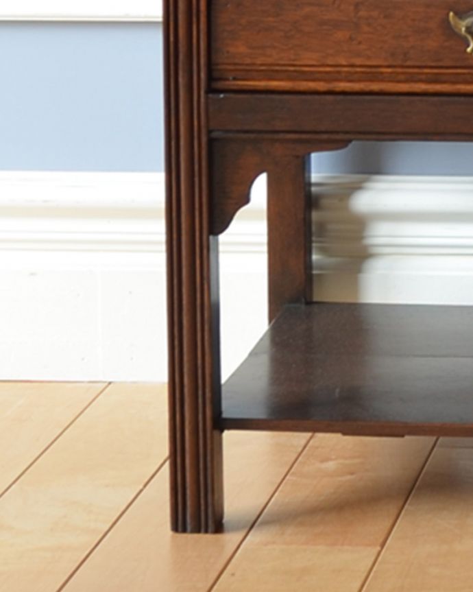 アンティークのチェスト　アンティーク家具　美しくてとっても便利、引き出しも扉も付いたアンティークファイリングチェスト。すっきりと伸びた脚なのでお掃除しやすいです。(q-973-f)