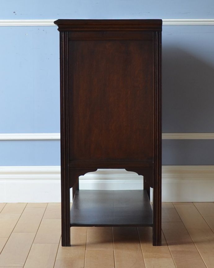 アンティークのチェスト　アンティーク家具　美しくてとっても便利、引き出しも扉も付いたアンティークファイリングチェスト。サイドもしっかり作られています。(q-973-f)