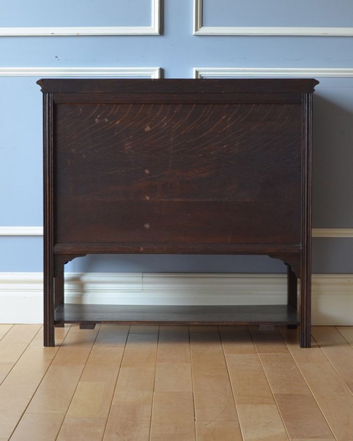 アンティークのチェスト　アンティーク家具　美しくてとっても便利、引き出しも扉も付いたアンティークファイリングチェスト。アンティークは新品ではないので、もちろん経年変化によるキズはありますが、専門の職人が目立たないようキレイにお直しをしているので、後姿までキレイです。(q-973-f)