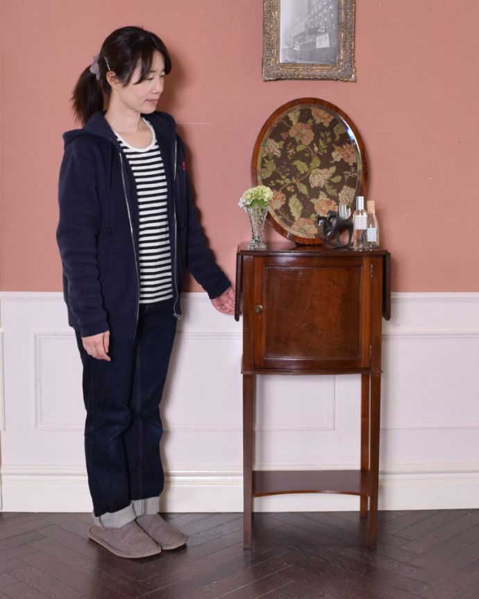 アンティークのドレッサー　アンティーク家具　英国紳士のシェービングスタンド、ミラー付きの美しいアンティーク家具（マホガニー材）。落ち着きと品のあるデザイン。(q-974-f)