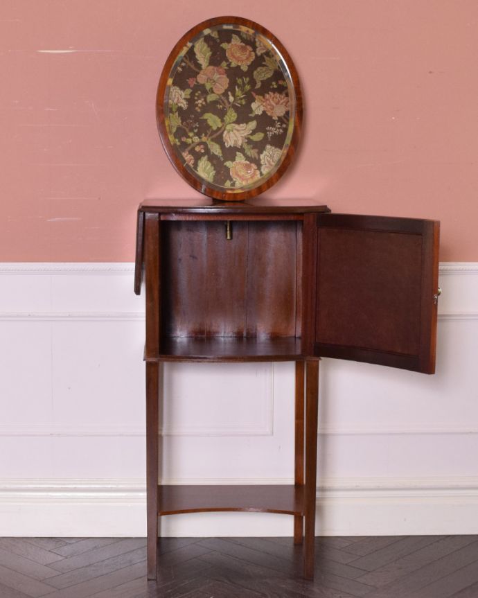 アンティークのドレッサー　アンティーク家具　英国紳士のシェービングスタンド、ミラー付きの美しいアンティーク家具（マホガニー材）。扉の収納がついているので、小物をしまえて便利にお使いいただけます。(q-974-f)