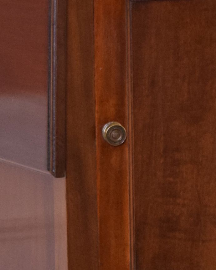 アンティークのドレッサー　アンティーク家具　英国紳士のシェービングスタンド、ミラー付きの美しいアンティーク家具（マホガニー材）。シンプルで使いやすい取っ手が付いています。(q-974-f)