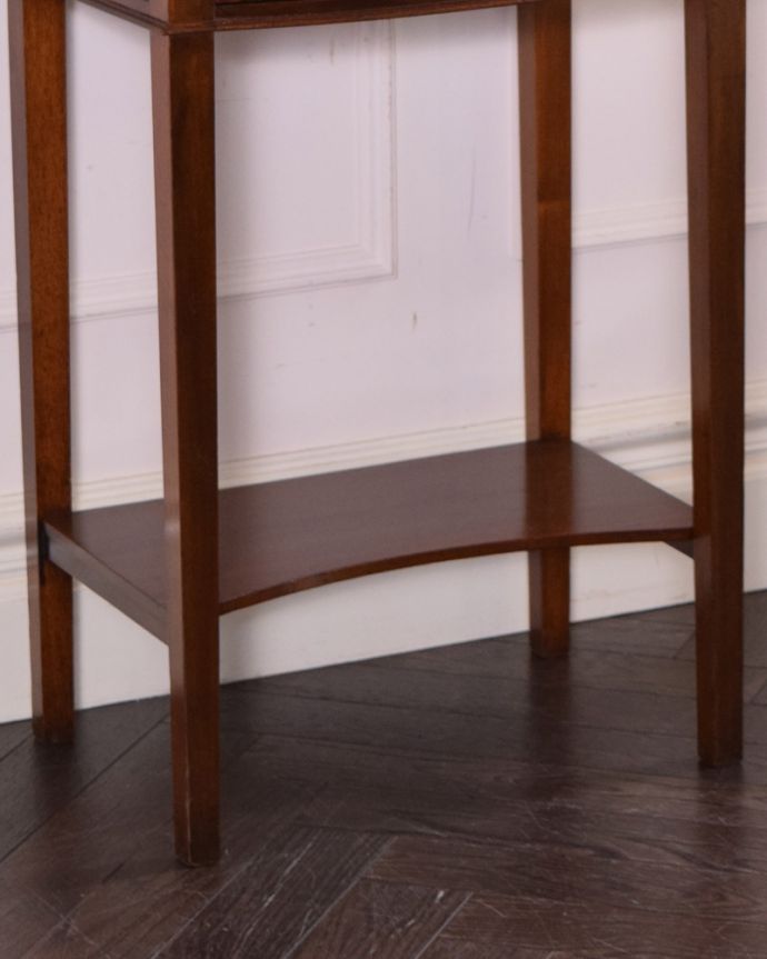 アンティークのドレッサー　アンティーク家具　英国紳士のシェービングスタンド、ミラー付きの美しいアンティーク家具（マホガニー材）。下にはちょっとした物置があります。(q-974-f)