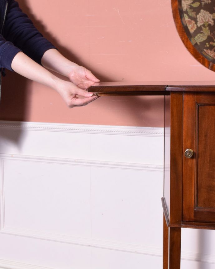 アンティークのドレッサー　アンティーク家具　英国紳士のシェービングスタンド、ミラー付きの美しいアンティーク家具（マホガニー材）。バーを引っ張り出すだけなので、組み立ても簡単！女性の力で大丈夫です。(q-974-f)