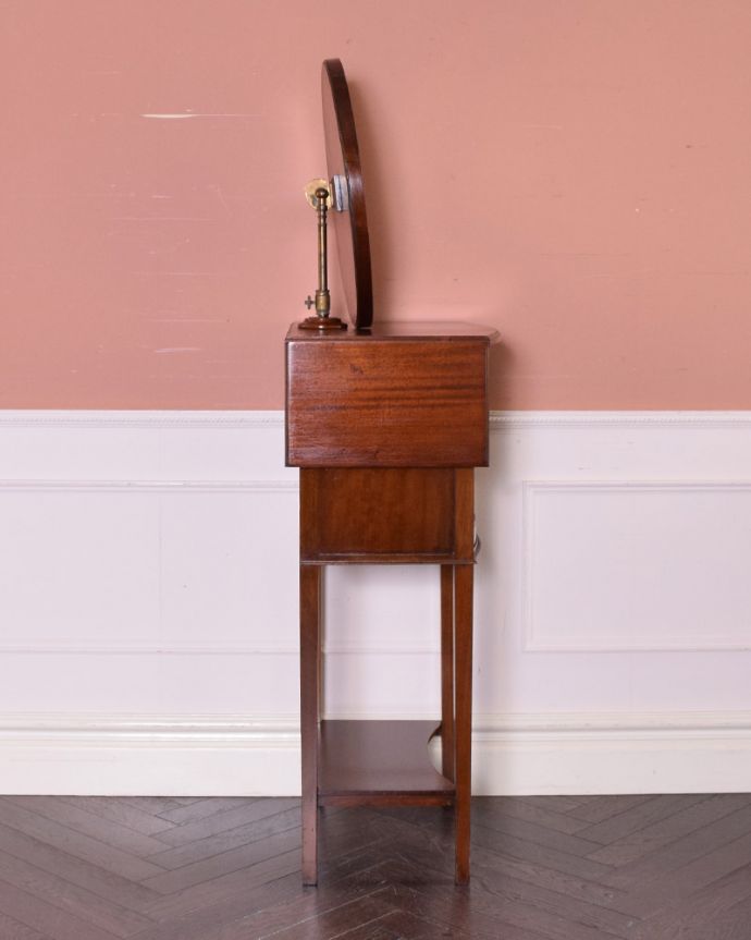 アンティークのドレッサー　アンティーク家具　英国紳士のシェービングスタンド、ミラー付きの美しいアンティーク家具（マホガニー材）。奥行きはそれほどないので、お部屋に圧迫感もなく使いやすいです。(q-974-f)