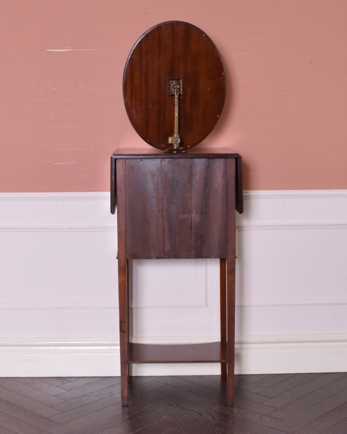 アンティークのドレッサー　アンティーク家具　英国紳士のシェービングスタンド、ミラー付きの美しいアンティーク家具（マホガニー材）。アンティークは新品ではないので、もちろん経年変化によるキズはありますが、専門の職人が目立たないようキレイにお直しをしているので、後姿までキレイです。(q-974-f)