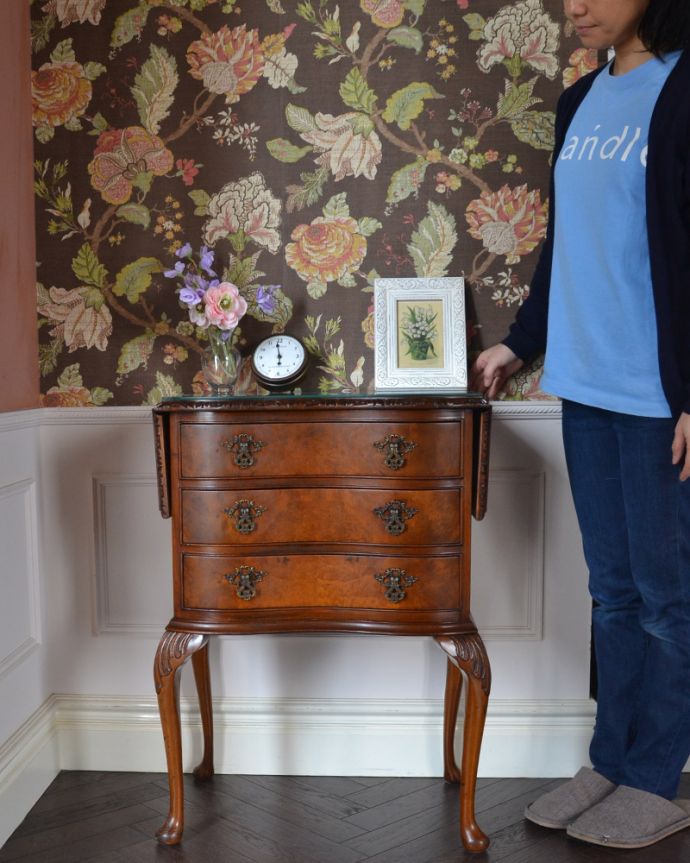 アンティークのチェスト　アンティーク家具　アンティークの英国家具、伸張式の天板付きのベットサイドチェスト 。コンパクトサイズが可愛いベッドサイドチェスト。(q-978-f)