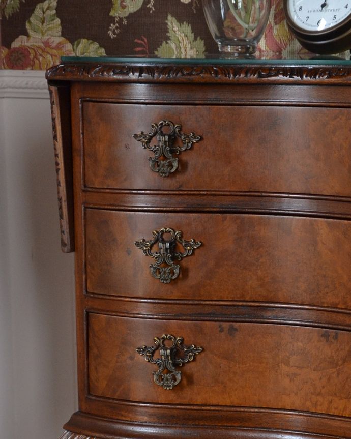 アンティークのチェスト　アンティーク家具　アンティークの英国家具、伸張式の天板付きのベットサイドチェスト 。美しい木目は、それだけで存在感たっぷりなんです。(q-978-f)