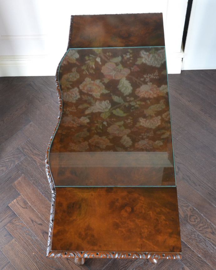 アンティークのチェスト　アンティーク家具　アンティークの英国家具、伸張式の天板付きのベットサイドチェスト 。天板は広げるとこんな感じです。(q-978-f)