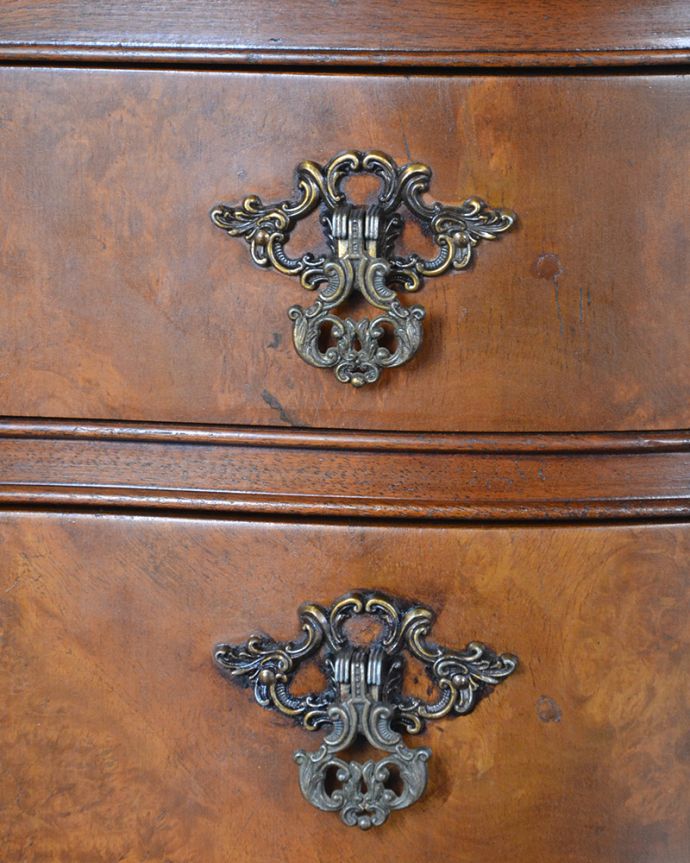 アンティークのチェスト　アンティーク家具　アンティークの英国家具、伸張式の天板付きのベットサイドチェスト 。手を掛けるたびに、ウキウキしちゃうような美しいデザインの取っ手。(q-978-f)