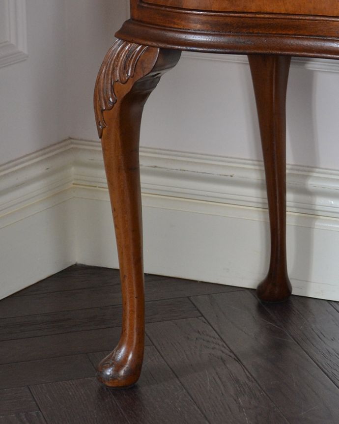 アンティークのチェスト　アンティーク家具　アンティークの英国家具、伸張式の天板付きのベットサイドチェスト 。人気の猫脚です。(q-978-f)