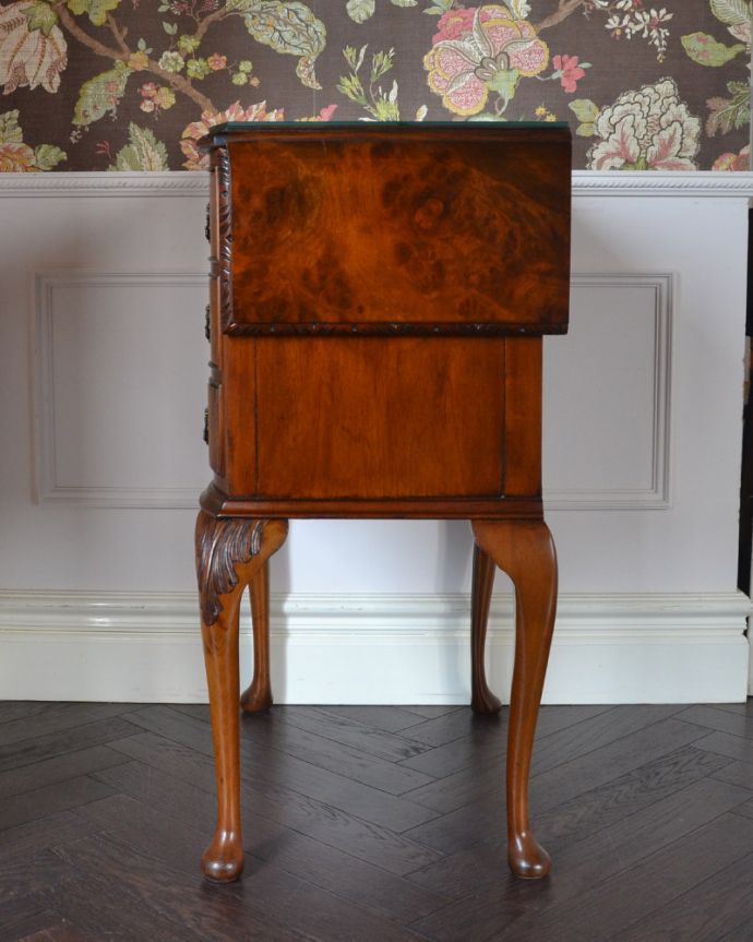 アンティークのチェスト　アンティーク家具　アンティークの英国家具、伸張式の天板付きのベットサイドチェスト 。横から見るとこんな感じ。(q-978-f)