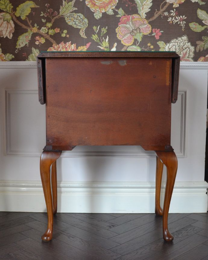 アンティークのチェスト　アンティーク家具　アンティークの英国家具、伸張式の天板付きのベットサイドチェスト 。アンティークは新品ではないので、もちろん経年変化によるキズはありますが、専門の職人が目立たないようキレイにお直しをしているので、後姿までキレイです。(q-978-f)