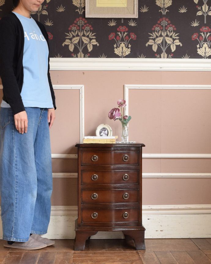 アンティークのチェスト　アンティーク家具　コンパクトサイズのアンティーク家具、英国デザインの４段チェスト。高級感があって女性らしい優しいシルエット。(q-979-f)