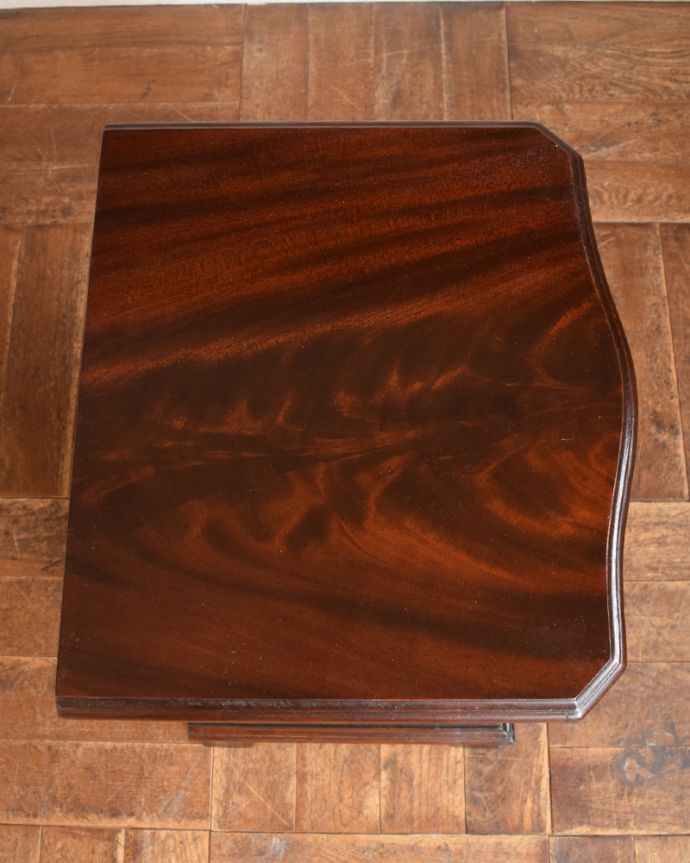 アンティークのチェスト　アンティーク家具　コンパクトサイズのアンティーク家具、英国デザインの４段チェスト。天板も木目がとってもキレイです。(q-979-f)