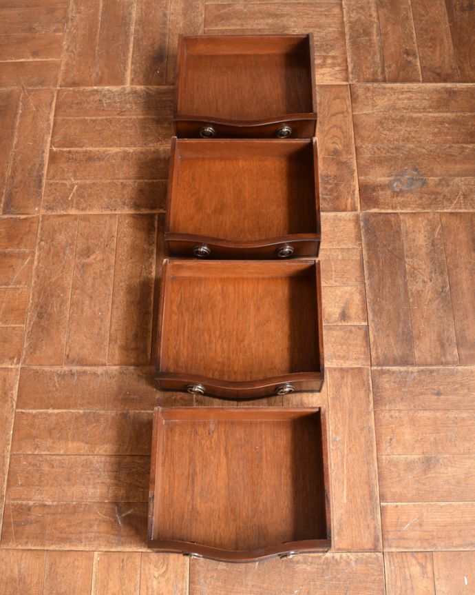 アンティークのチェスト　アンティーク家具　コンパクトサイズのアンティーク家具、英国デザインの４段チェスト。引き出しは手前が１段目です。(q-979-f)