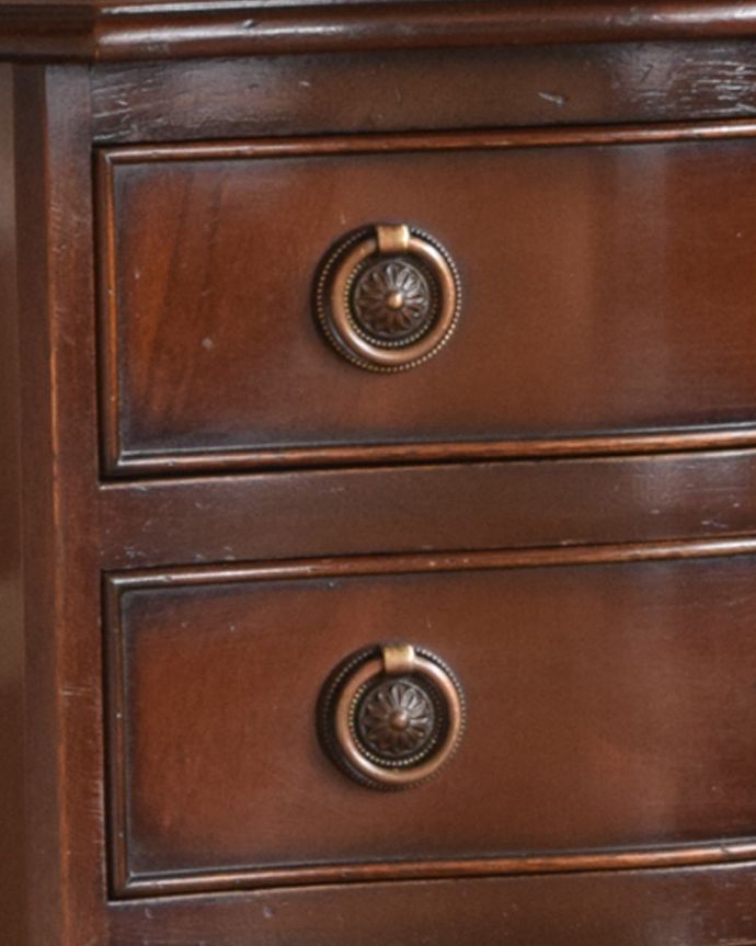 アンティークのチェスト　アンティーク家具　コンパクトサイズのアンティーク家具、英国デザインの４段チェスト。シンプルながらに高級感のある取っ手です。(q-979-f)