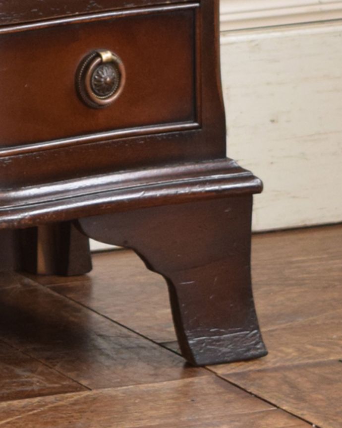 アンティークのチェスト　アンティーク家具　コンパクトサイズのアンティーク家具、英国デザインの４段チェスト。安定した脚です。(q-979-f)