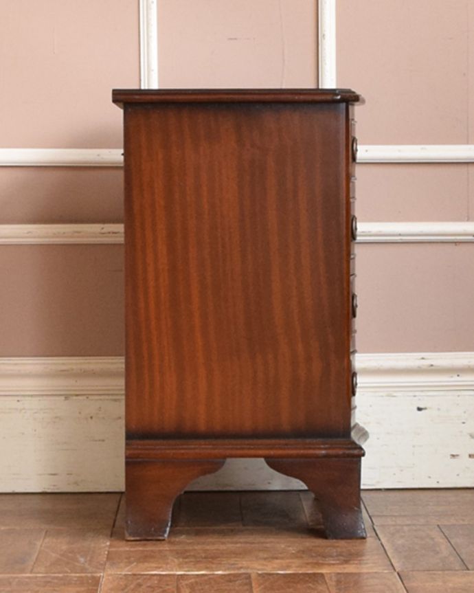 アンティークのチェスト　アンティーク家具　コンパクトサイズのアンティーク家具、英国デザインの４段チェスト。サイドから見ても絵になります。(q-979-f)