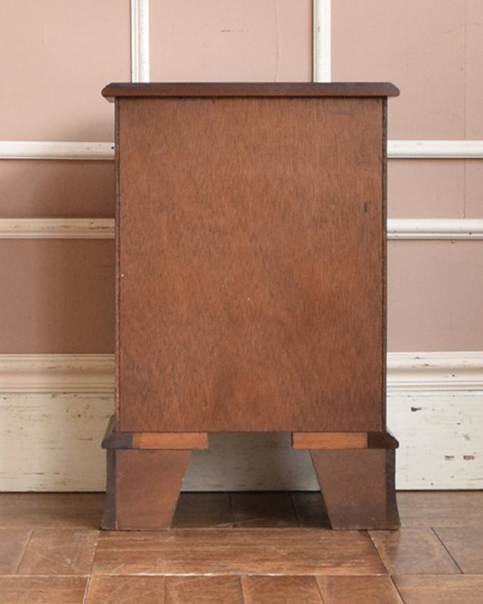 アンティークのチェスト　アンティーク家具　コンパクトサイズのアンティーク家具、英国デザインの４段チェスト。アンティークは新品ではないので、もちろん経年変化によるキズはありますが、専門の職人が目立たないようキレイにお直しをしているので、後姿までキレイです。(q-979-f)