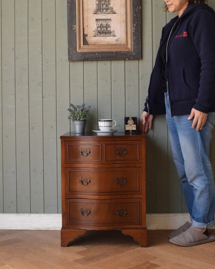 アンティークのチェスト　アンティーク家具　英国輸入のアンティークチェスト、ウォルナット材の小さな家具（３段）。高級感があって女性らしい優しいシルエット。(q-981-f)
