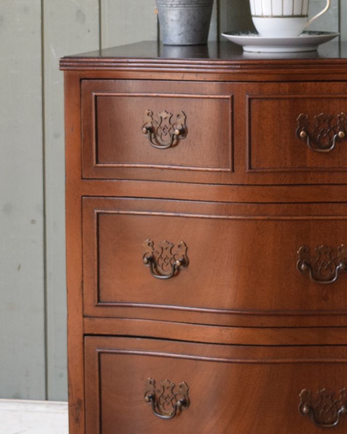 アンティークのチェスト　アンティーク家具　英国輸入のアンティークチェスト、ウォルナット材の小さな家具（３段）。品のある色合いと木目です。(q-981-f)