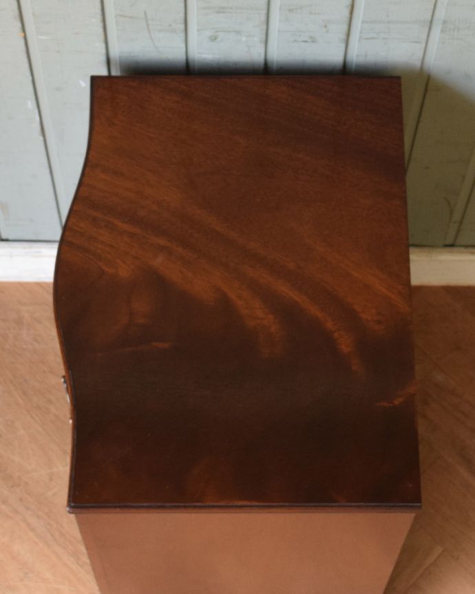 アンティークのチェスト　アンティーク家具　英国輸入のアンティークチェスト、ウォルナット材の小さな家具（３段）。天板も木目がキレイです。(q-981-f)