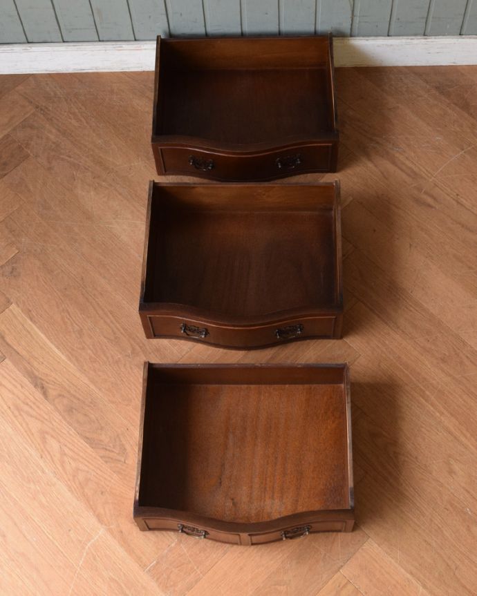 アンティークのチェスト　アンティーク家具　英国輸入のアンティークチェスト、ウォルナット材の小さな家具（３段）。引き出しは手前が１段目です。(q-981-f)