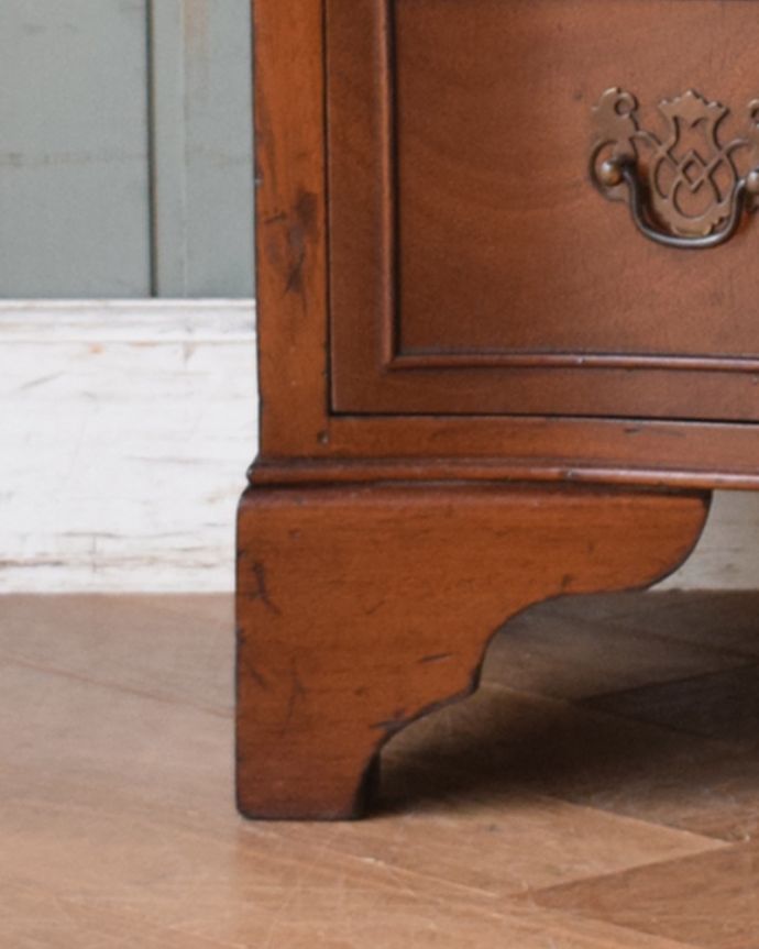 アンティークのチェスト　アンティーク家具　英国輸入のアンティークチェスト、ウォルナット材の小さな家具（３段）。しっかりチェストを支えます。(q-981-f)