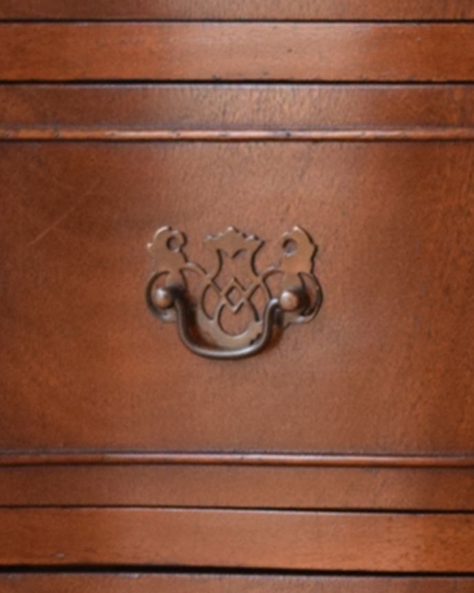 アンティークのチェスト　アンティーク家具　英国輸入のアンティークチェスト、ウォルナット材の小さな家具（３段）。ハンドル形のオシャレな取っ手です。(q-981-f)