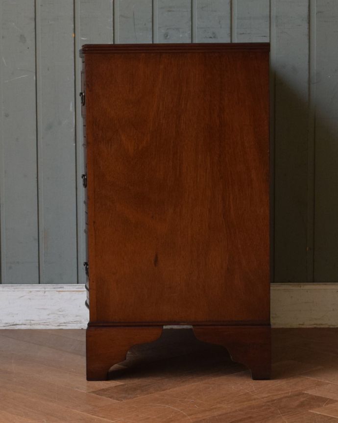 アンティークのチェスト　アンティーク家具　英国輸入のアンティークチェスト、ウォルナット材の小さな家具（３段）。サイドから見ても絵になります。(q-981-f)