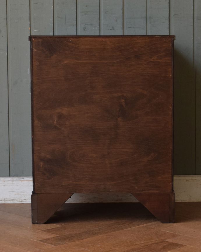 アンティークのチェスト　アンティーク家具　英国輸入のアンティークチェスト、ウォルナット材の小さな家具（３段）。アンティークは新品ではないので、もちろん経年変化によるキズはありますが、専門の職人が目立たないようキレイにお直しをしているので、後姿までキレイです。(q-981-f)