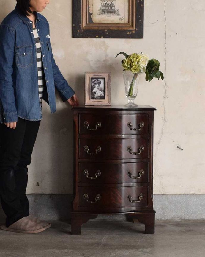 アンティークのチェスト　アンティーク家具　かっこいいマホガニーのアンティーク家具、英国デザインの４段チェスト。高級感があって女性らしい優しいシルエット。(q-982-f)