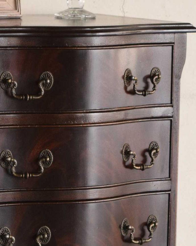 アンティークのチェスト　アンティーク家具　かっこいいマホガニーのアンティーク家具、英国デザインの４段チェスト。品のある色合いと木目です。(q-982-f)