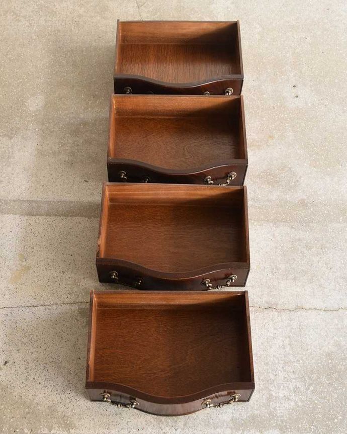 アンティークのチェスト　アンティーク家具　かっこいいマホガニーのアンティーク家具、英国デザインの４段チェスト。引き出しは手前が１段目です。(q-982-f)