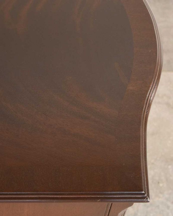 アンティークのチェスト　アンティーク家具　かっこいいマホガニーのアンティーク家具、英国デザインの４段チェスト。優雅な曲線を描くお洒落な天板です。(q-982-f)