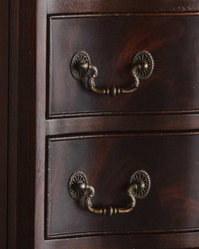 アンティークのチェスト　アンティーク家具　かっこいいマホガニーのアンティーク家具、英国デザインの４段チェスト。ハンドル形のオシャレな取っ手です。(q-982-f)