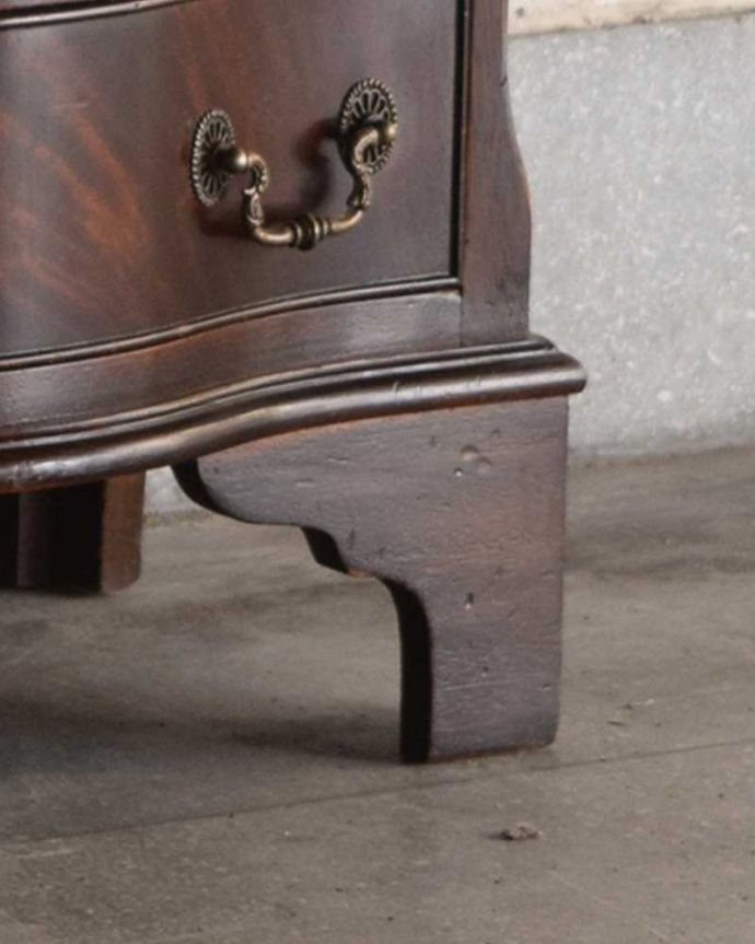 アンティークのチェスト　アンティーク家具　かっこいいマホガニーのアンティーク家具、英国デザインの４段チェスト。しっかりチェストを支えます。(q-982-f)