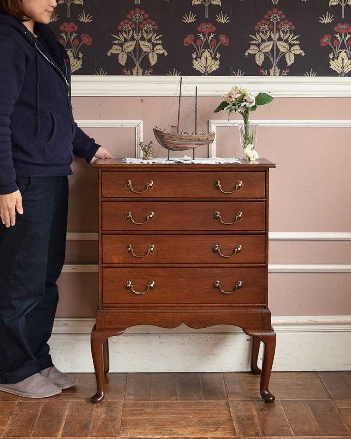 アンティークのチェスト　アンティーク家具　上品で女性らしい英国アンティーク、オーク材のチェスト。どこに置いても絵になるチェストです。(q-983-f)