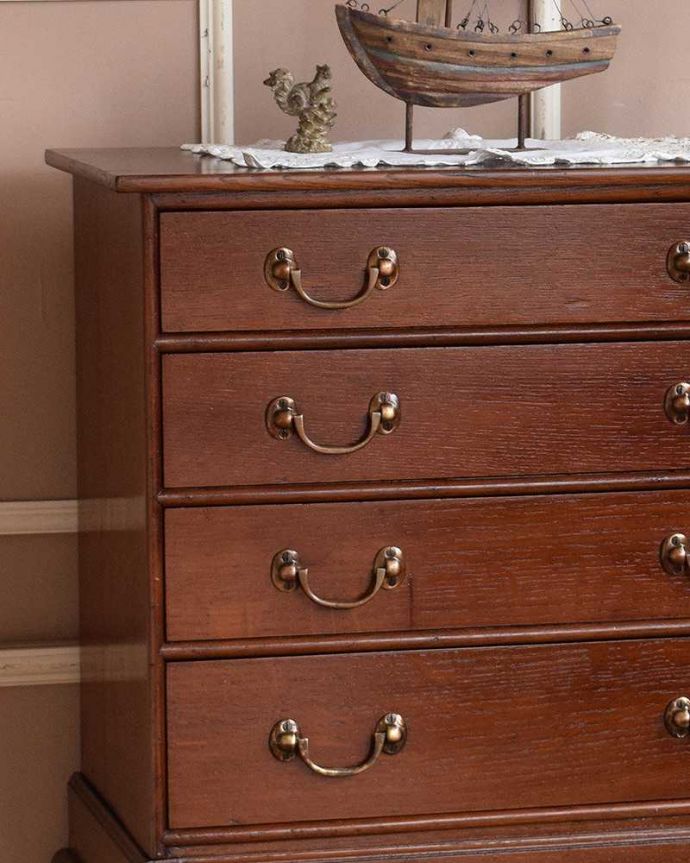 アンティークのチェスト　アンティーク家具　上品で女性らしい英国アンティーク、オーク材のチェスト。品のある色合いと木目です。(q-983-f)