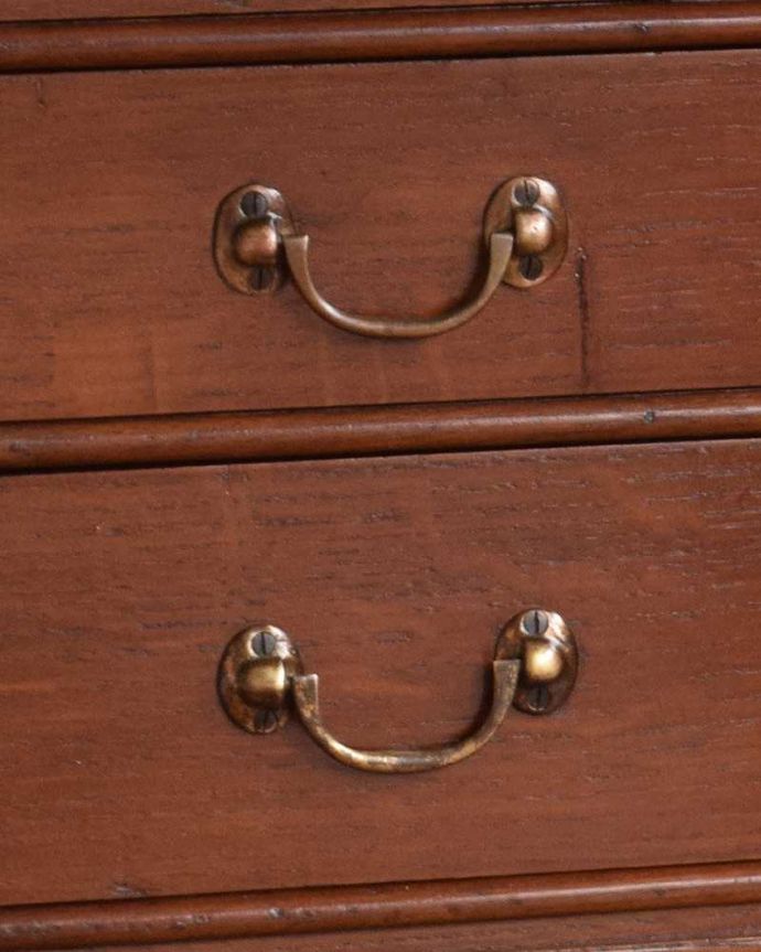 アンティークのチェスト　アンティーク家具　上品で女性らしい英国アンティーク、オーク材のチェスト。ハンドル形のオシャレな取っ手です。(q-983-f)