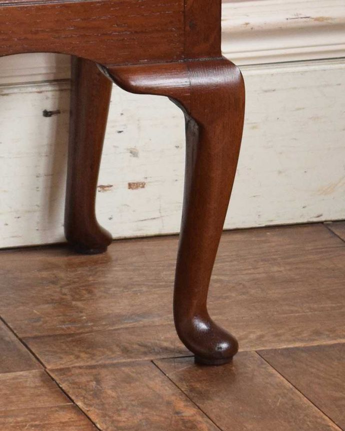 アンティークのチェスト　アンティーク家具　上品で女性らしい英国アンティーク、オーク材のチェスト。しっかりチェストを支えます。(q-983-f)