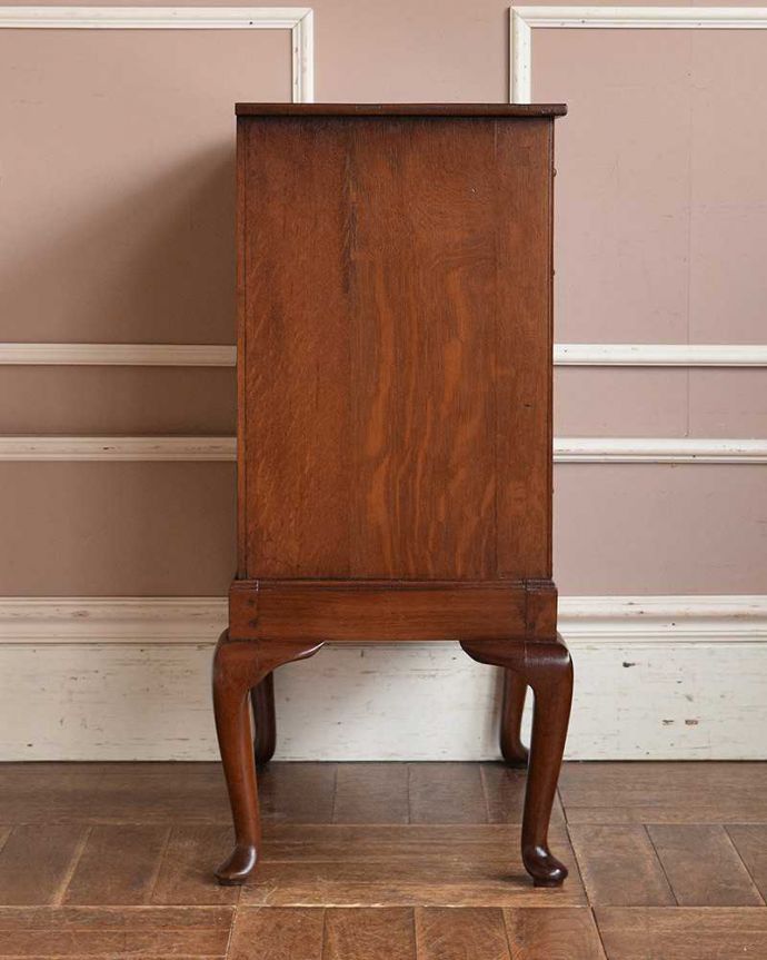 アンティークのチェスト　アンティーク家具　上品で女性らしい英国アンティーク、オーク材のチェスト。サイドから見ても絵になります。(q-983-f)