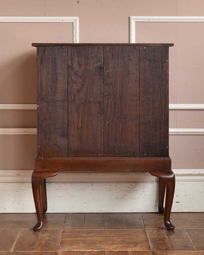 アンティークのチェスト　アンティーク家具　上品で女性らしい英国アンティーク、オーク材のチェスト。アンティークは新品ではないので、もちろん経年変化によるキズはありますが、専門の職人が目立たないようキレイにお直しをしているので、後姿までキレイです。(q-983-f)